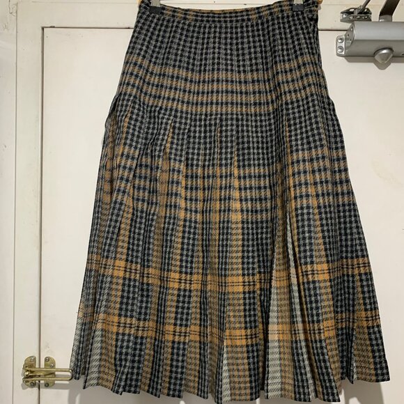 VINTAGE HIGHLAND QUEEN WOOL PLAID PLEATED REVERSIBLE SKIRTS SIZE 26 - Picture 1 of 7